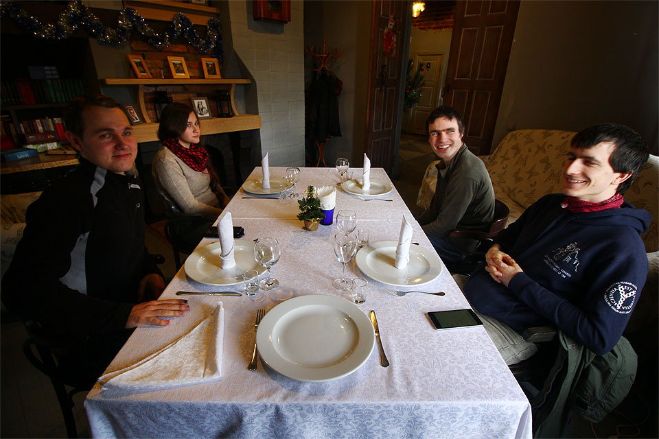 Na oběd jsme se zastavili v příjemné restauraci Нехачево v domácím stylu na bývalé poštovní stanici.