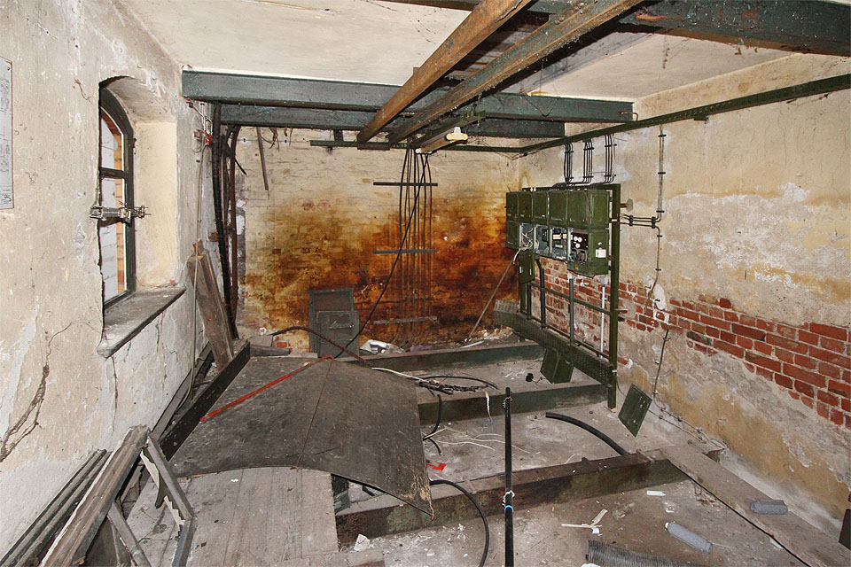 Pohled do útrob zrušeného stavědla. Funkci mechanických zabezpečovacích zařízení převzala elektronika.