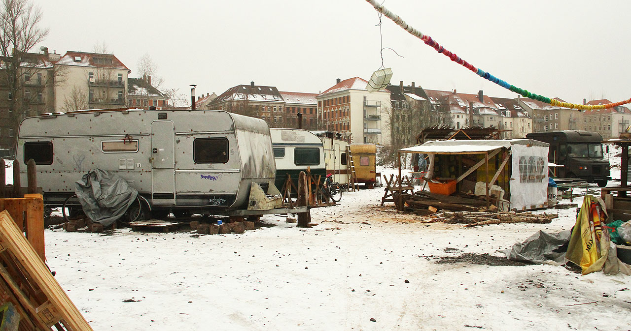 Zbylé plochy bývalého kolejiště oživují staroromantičtí tuláci v obytných přívěsech, kteří za večerů rozdělávají na okraji Lipska ohně jako v cikánských osadách dalekých Karpat.