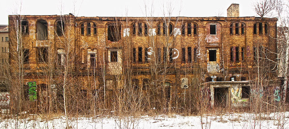 Opuštěných staveb jsou tu stovky. Zhruba každý čtvrtý dům ve městě je bez využití, což dělá z Lipska město duchů. Na snímku továrna na barvy poblíž Adenaueralee.