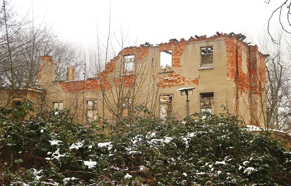Přicházím žel o několik let později, než bych chtěl. Střecha budovy vzala za své a historickou usedlost tak už pohlcuje lačnými sousty příroda.
