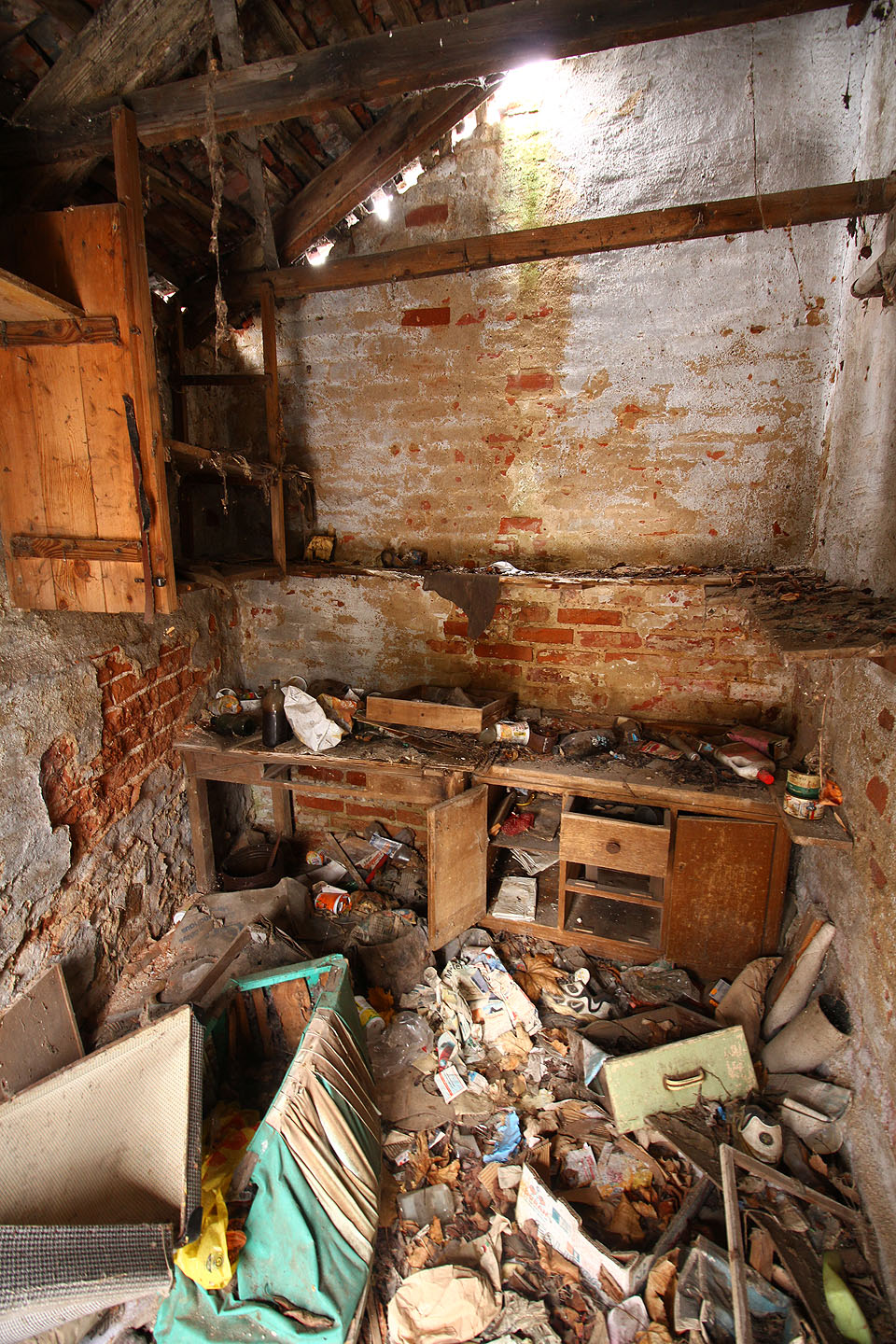 Polorozpadlá kůlnička, za kterou by se nemusel stydět ani Jan Tleskač.