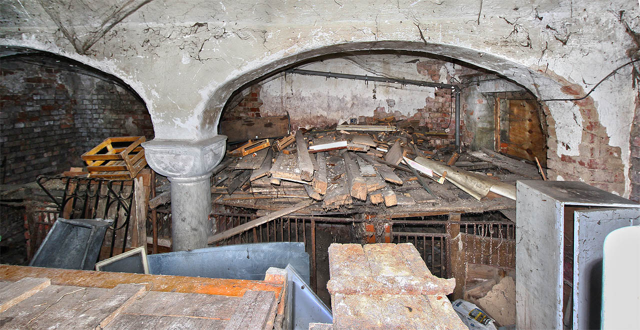 A v podzemí klenuté stropy, pod které za socializmu kdosi vestavěl ocelové kotce. Snad pro psy, snad pro vepře, to už se dnes nedozvím. Opouštím Lipsko a mířím přes Drážďany do Prahy za kamarádem Moukou a nazítří na schůzku se Skautskou nadací Jaroslava Foglara.