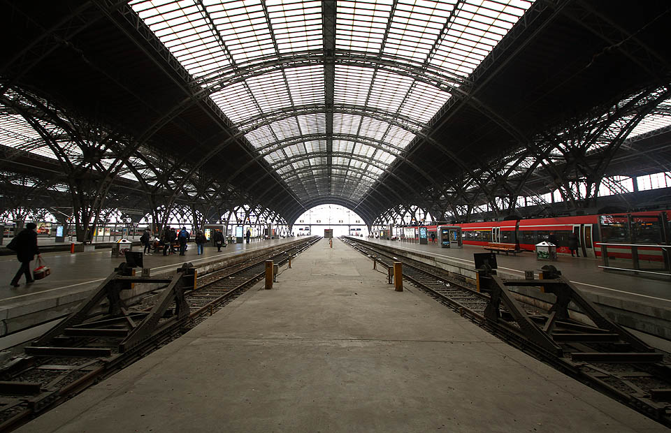 Lipské hlavní nádraží z roku 1915 bylo považováno za největší osobní nádraží v Evropě až do otevření moderní stanice Berlin Hauptbahnhof 26. května 2006.