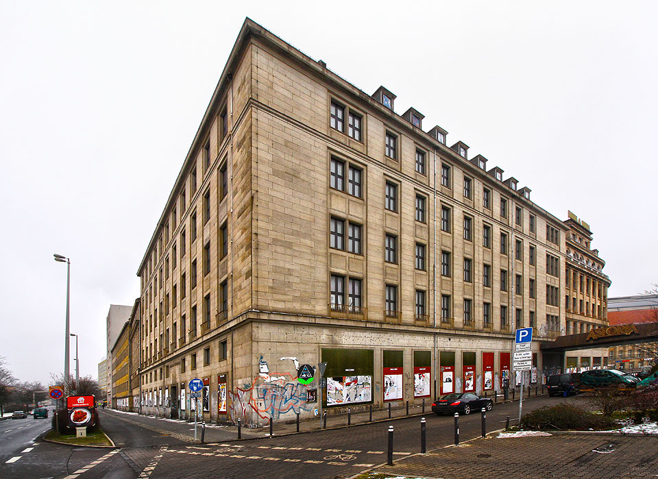 Lipsko je městem opuštěných staveb. je jich tu snad ještě víc než v Detroitu a Volčansku dohromady. Jako prvního si hned před nádražím můžete všimnout obřího prázdného komplexu bývalého hotelu Astoria.