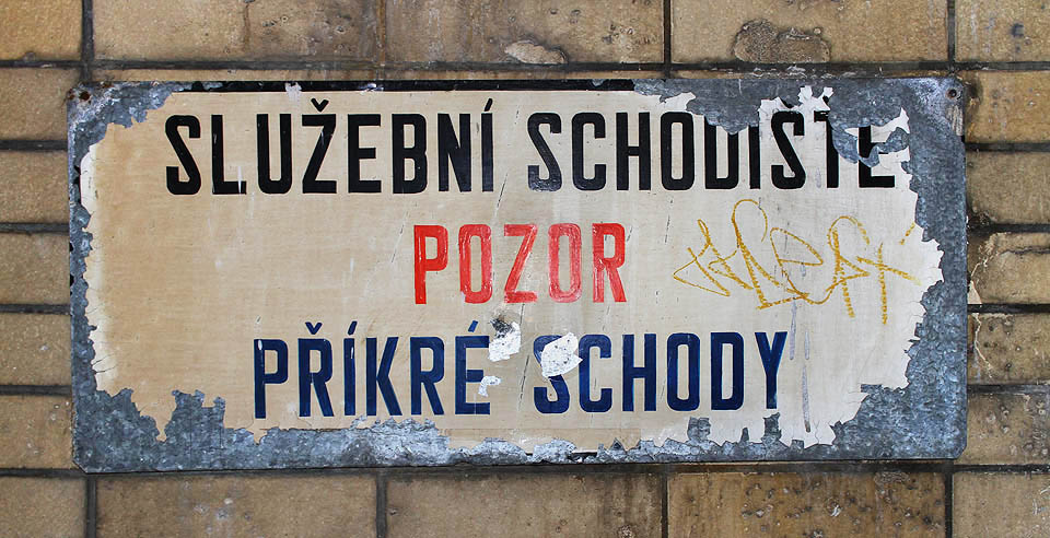 Příkré schody mně činily před nástupem do vlaku trošku problém.