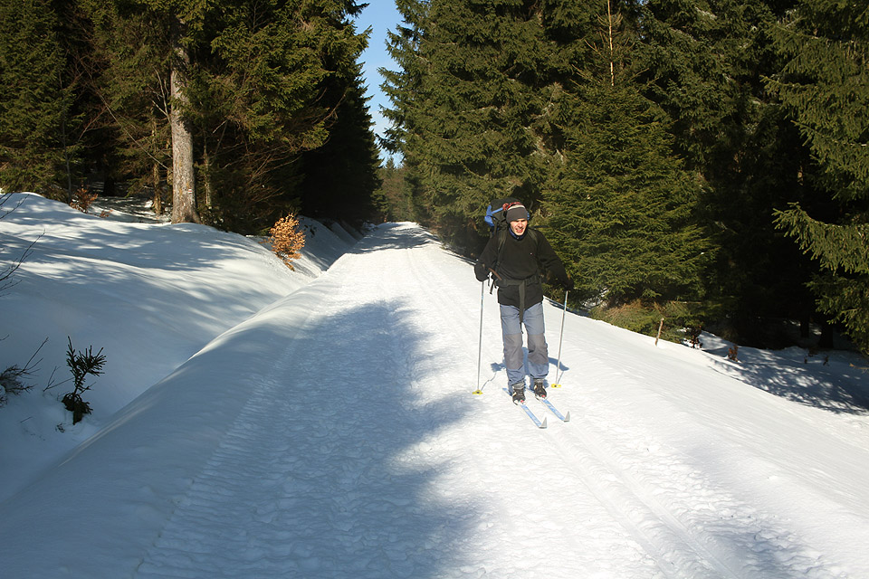 Ladné sjezdy z Alfrédky po úbočí Ostružné byly ideální cestou dolů z hor. Nebýt namrzlých ploten na cestě, nemuseli bychom pět kilometrů ani hnout rukou.