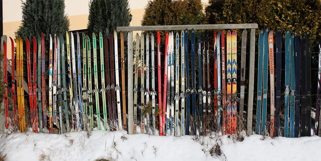 V Janovicích na okraji Rýmařova mají v plotě pěknou sbírku běžek.