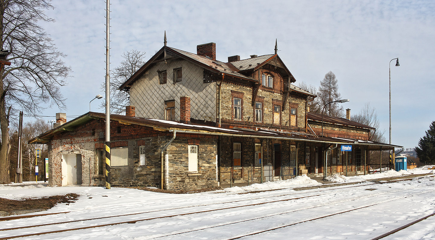 <a href=/Tema/R%C3%BDma%C5%99ov%20(%C5%BEst)>Železniční stanice Rýmařov</a> se hlásí k jesenickému stylu kamenných nádražních staveb. Hodinové čekání na motorák v záři jarního sluníčka bylo zaslouženým radostným odpočinkem.