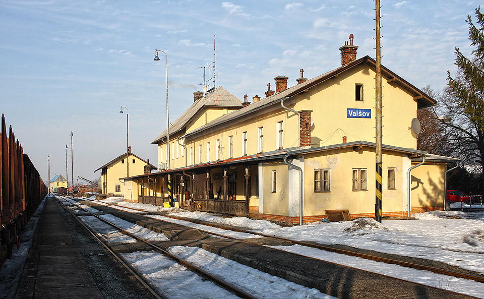 Další hodinka čekání nastala na hlavní Moravské centrální dráze ve <a href=/Tema/Val%C5%A1ov%20(%C5%BEst)>stanici Valšov</a>.