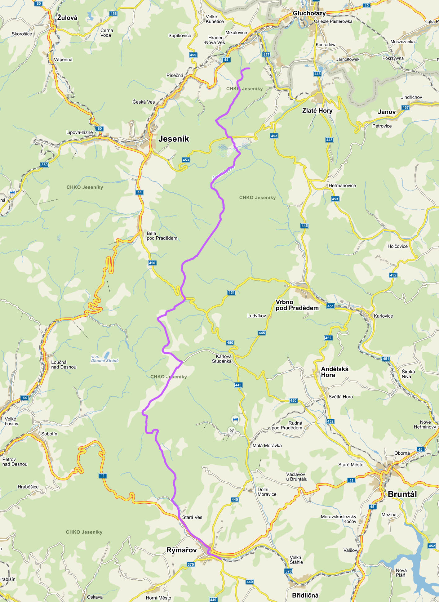 Fialově je zaznačena naše 54 km dlouhá trasa od severu k jihu. Kromě cílového Rýmařova nevedla prakticky přes žádnou civilizaci, jen pár chalup na Rejvízu a horské chaty Švýcárnu a Ovčárnu & spol. na jesenickém hřebeni.