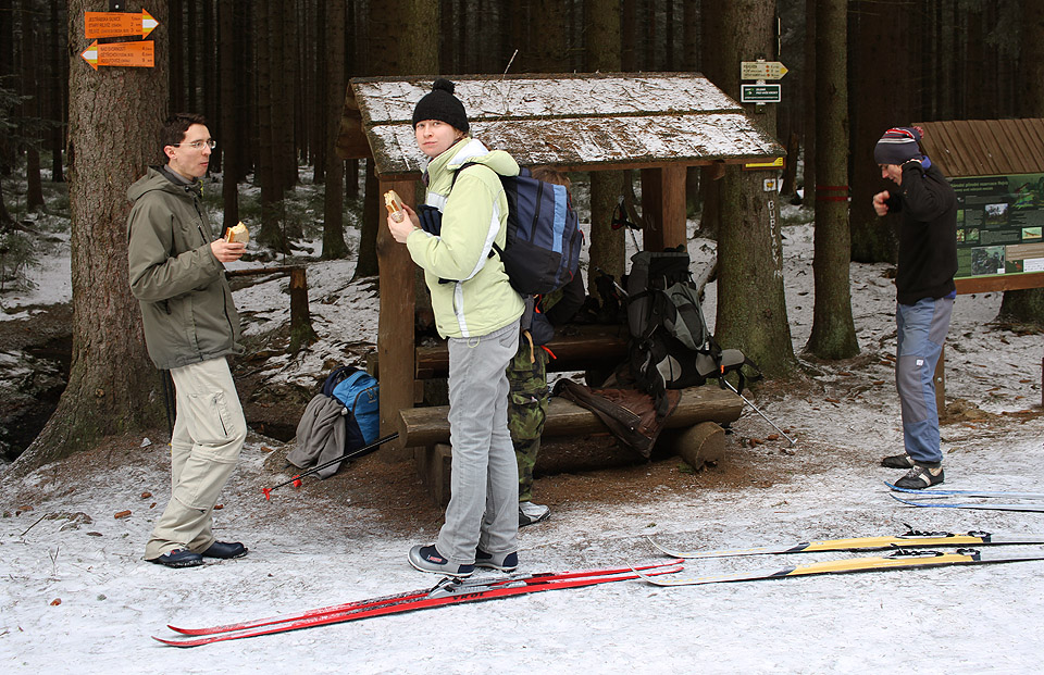 Poslední společná svačinka u Bublavého pramene. Terka s Juditou se již odpojily a zatím nás zbývá pět.