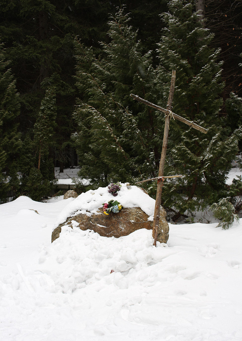 Ruský hřbitov na nehostinném místě na jesenickém hřebeni. Tady zahynulo při otrocké práci v letech 1941–1944 nejméně 23 vojáků z Ukrajiny a Ruska na nemoci způsobené vyčerpáním, hladem a zimou pod nápisem Arbeit macht frei.