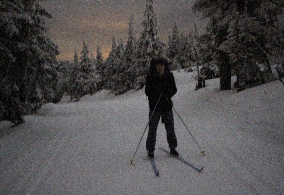 O půl osmé už padla dokonalá tma. Když vykoukl úplněk, daly se s extrémní citlivostí ještě pořídit nějaké fotky - na cestě ze Švýcárny na Ovčárnu se mně však asi třásly ruce zimou.