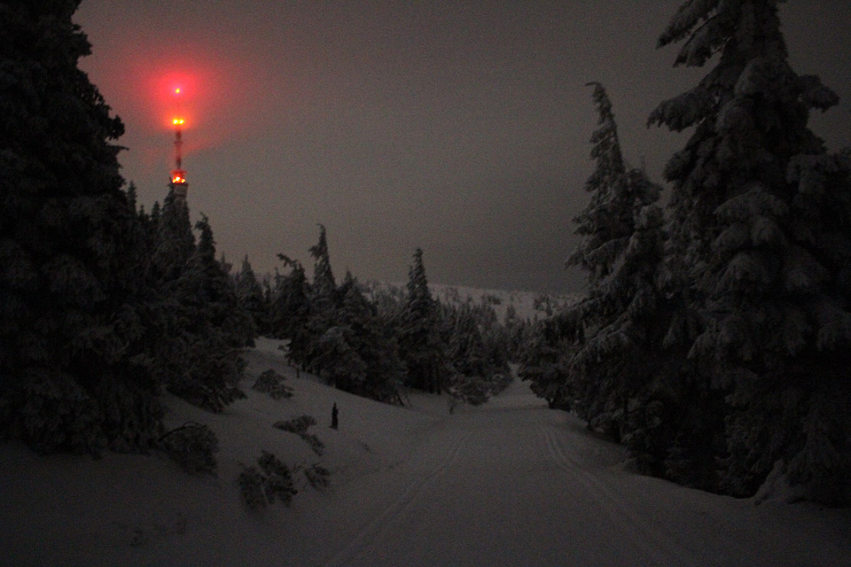 Na cestu nám svým rudým světlem svítil sám vysílač na Pradědu, nejvyšší to stavba v Česku.