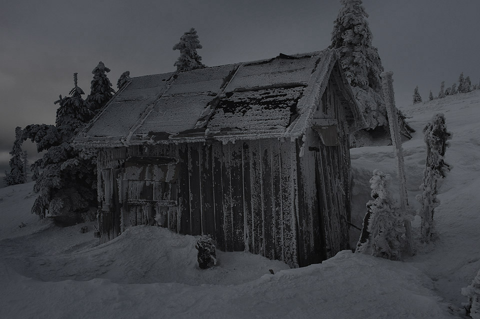 Tajná bouda leží daleko od všech značených tras a hledali jsme ji asi 40 minut v ledovém větru.
