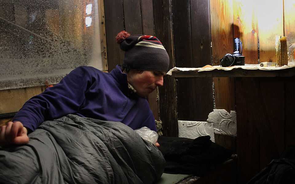 Kamna, která nás hřála před 10 roky, už někdo odnesl, a tak jsme se museli spokojit s tím, že vevnitř skoro nefoukalo a nebylo tu moc sněhu. Vichřice venku skučela tak hlasitě, že se nám dlouho nedařilo usnout.