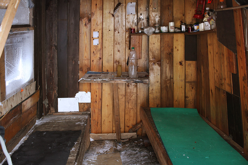 Interiér boudy (podle aljašského vzoru cabin) je jako ideální k přežití ve sněhové bouři.