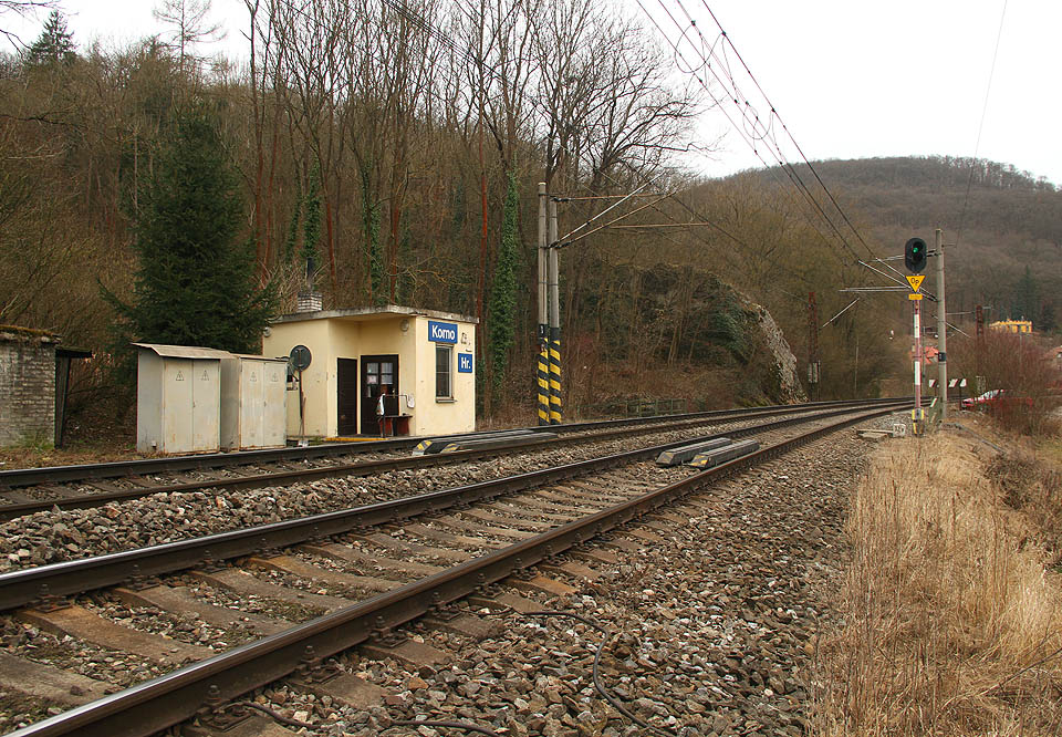 Malinká budova <a href=/Tema/Korno%20hradlo%20(hradlo)>hradla Korno</a> se krčí pod skalami na dolním konci Císařské rokle. Hradlař právě na návěstidle rozsvítil zelenou.
