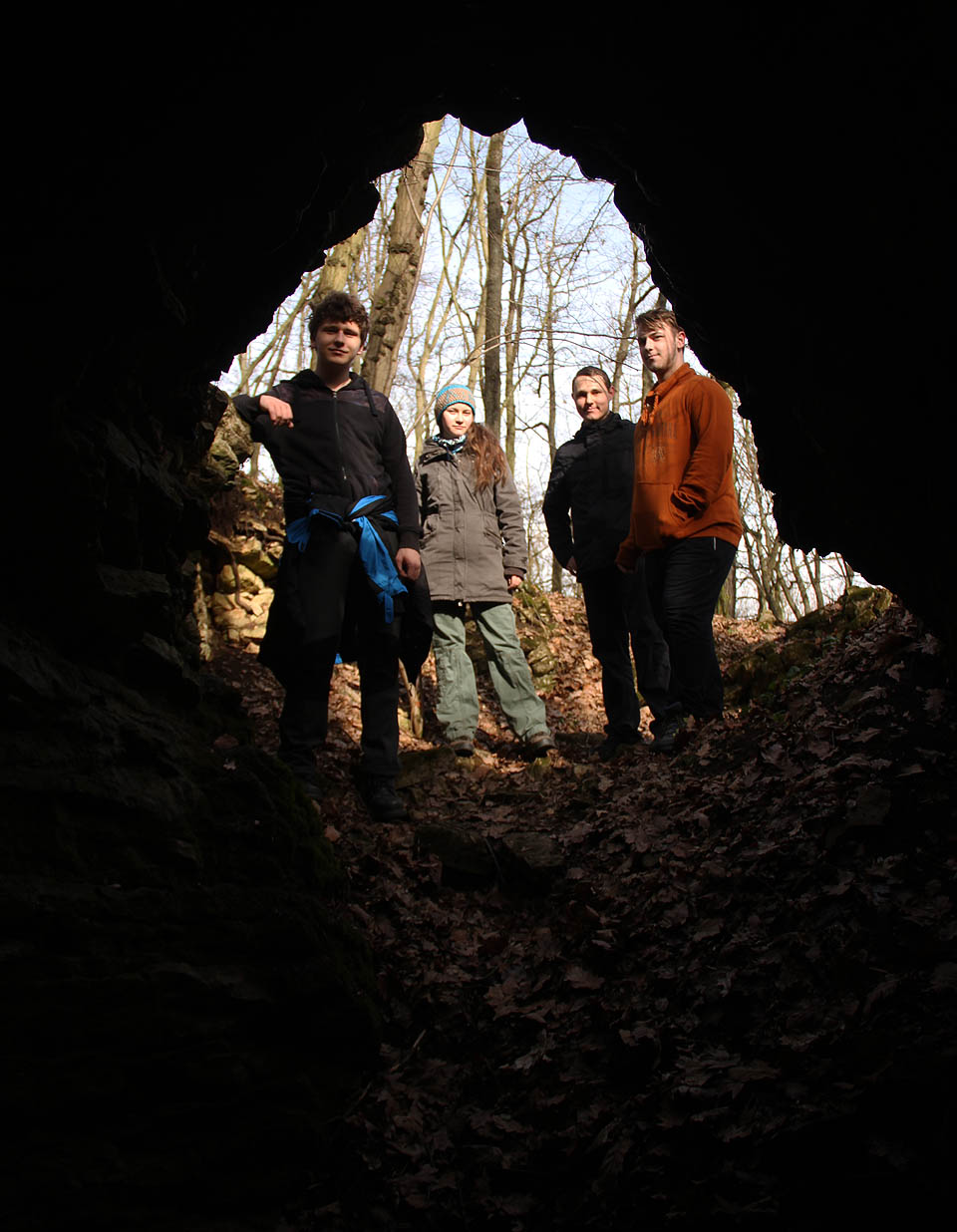 Stěžejní část výpravy. Chybí Anežka, která odjela na zdravotnické školení do Prahy, a Čáp, který stojí na druhé straně objektivu.