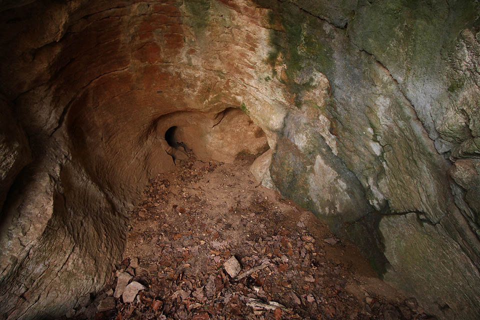 Jeskyně Martina je jako většina dalších uzavřena proti zvědavcům. Nakouknout (a přespat) lze alespoň do vymletého vstupního otvoru.