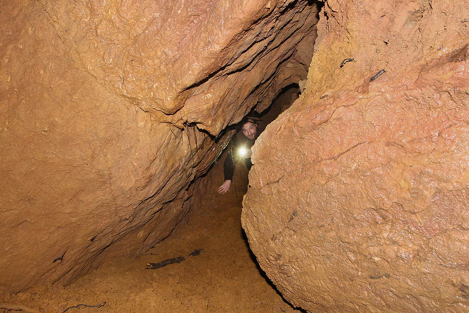 Autor článku při průzkumu bezejmenné jeskyně nad vesnicí <a href=/Tema/Tet%C3%ADn%20(ORP%20Beroun)>Tetín</a>.