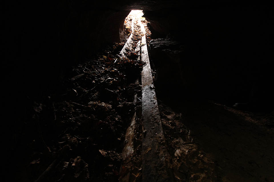 Jeskyňáři tu odpracovali neuvěřitelně mnoho práce. Improvizovaná prkenná svážnice sloužila k tahání těžké vápenné mazlavé hlíny ven z podzemí.