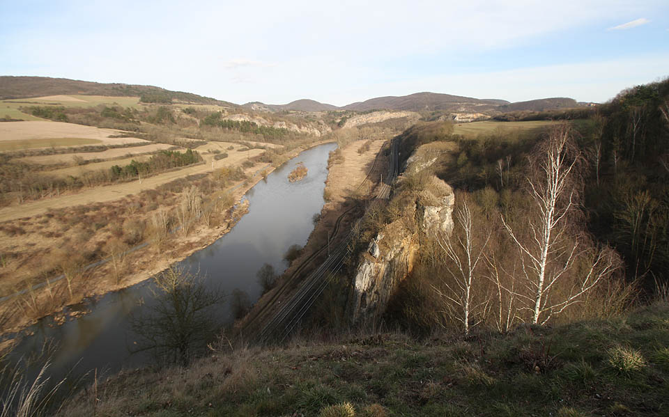 Tady to bylo. Pohled z hradiště Tetín je docela stejný jako v 9. a 10. století. Přímo tady byla v roce 921 zavražděna první česká svatá - Ludmila. Jen ty pásy kolejnic jsou o něco mladší.