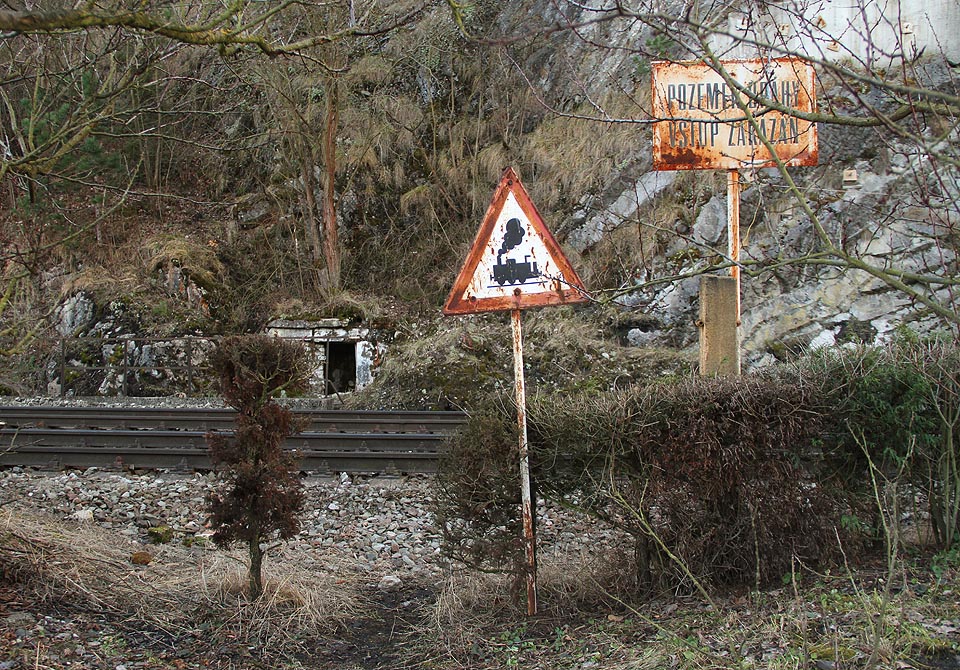 Vechtrovna se nachází v bezprostřední blízkosti dráhy, kde celou noc duní těžké vlaky. Jek pak docela jasné, o čem se musí člověku zdát.