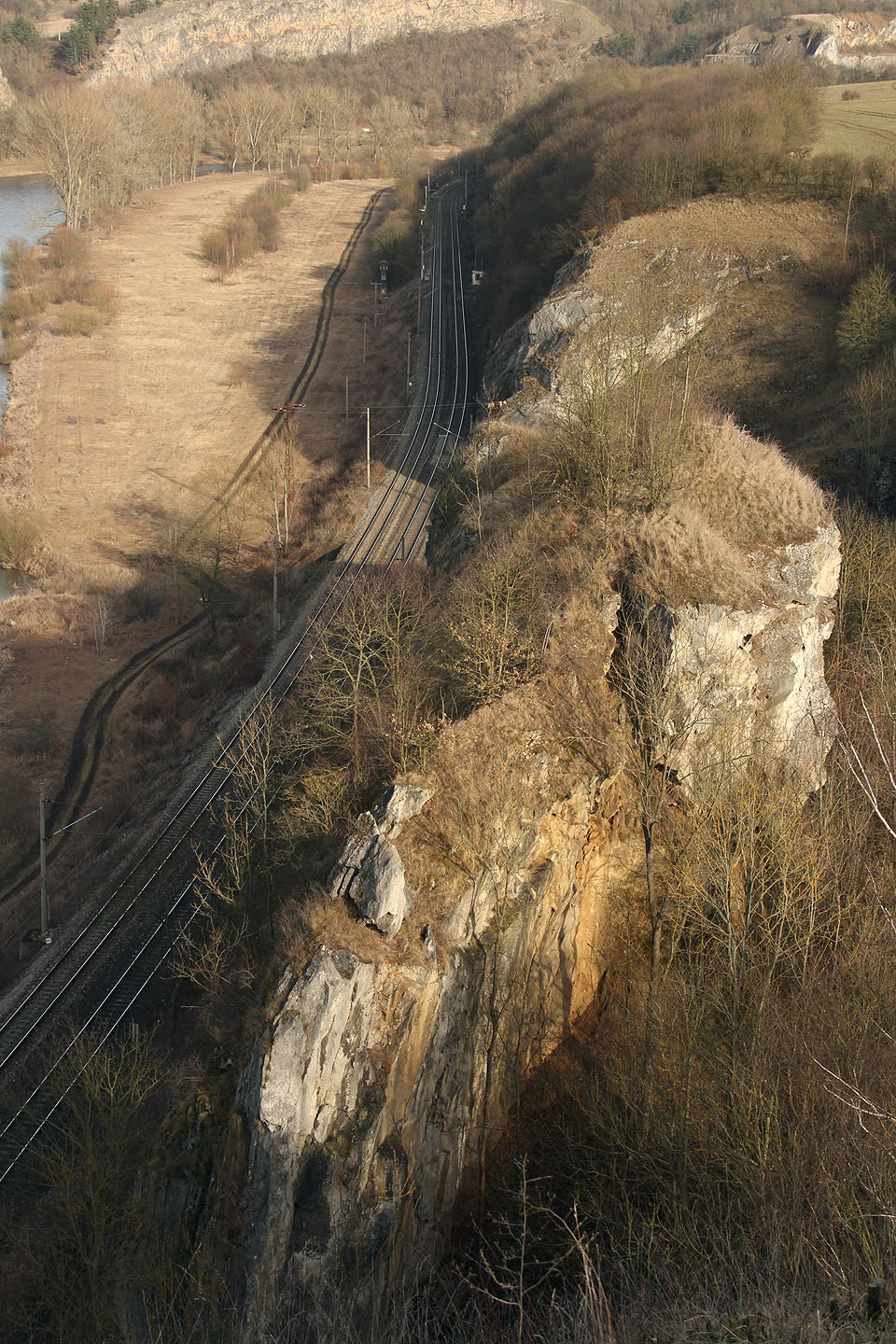 <a href=/Tema/%C5%BDelezni%C4%8Dn%C3%AD%20tra%C5%A5%20Praha%20%E2%80%93%20Furth%20im%20Wald>Trať, která spojila Prahu s Bavorskem</a>, přeťala údolí v roce 1861. <a href=/Tema/Tet%C3%ADn%20hradlo%20(hradlo)>Hradlo Tetín</a> - malinký bílý domeček u kolejí - vzniklo mnohem později.