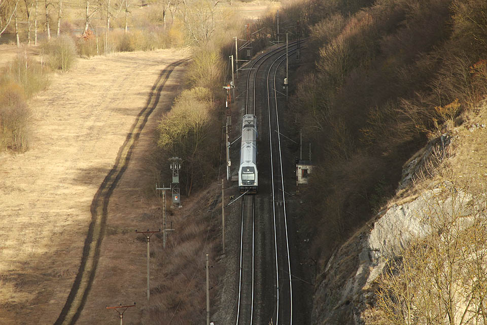 Jednotka 471 alias ešus právě projíždí okolo <a href=/Tema/Tet%C3%ADn%20hradlo%20(hradlo)>hradla Tetín</a>.