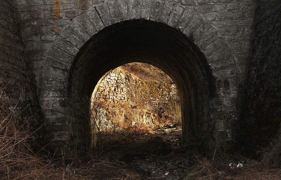 Dráha byla vystavěna bezpečně, na vysokých náspech nad řekou, tak, aby ji neohrozily ani opravdu velké povodně.