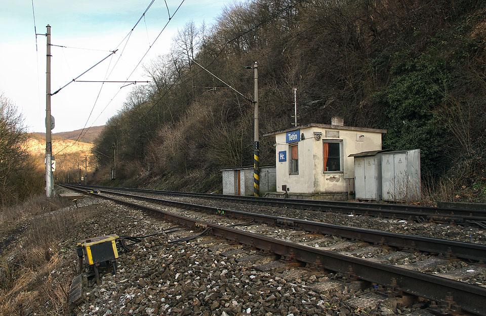 A zde je <a href=/Tema/Tet%C3%ADn%20hradlo%20(hradlo)>hradlo Tetín</a> ve své plné kráse. Nevede sem silnice a vlaky tu už taky nezastavují - hradlaři sem chodí po rozbředlé cestě podél řeky asi 2 km pěšky.