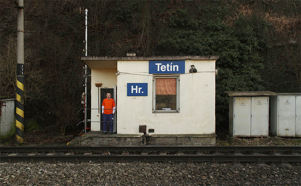 <a href=/Tema/Tet%C3%ADn%20hradlo%20(hradlo)>Hradlo Tetín</a>: ochotný hradlař se mnou prohodil pár slov o provozu a nechal se zvěčnit do železniční encyklopedie <a href="http://spravnym.smerem.cz">Správným směrem</a>. Sedm hradel mezi Prahou a Berounem se ještě prý na zrušení nechystá a tak můžeme jejich titěrné domečky s romantickými zvonky obdivovat ještě pár let.
