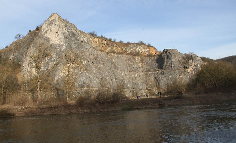 <a href=/Tema/Lom%20Alkazar>Lom Alkazar</a> jsme prozkoumali již dříve. Dnes jen pohled přes rychle proudící vody Berounky a jdeme dál.
