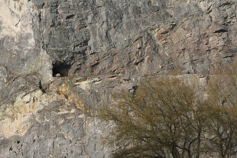 Romantická římsa a štola do další části úžasného <a href="/Tema/Lom Alkazar">lomu Alkazar</a>.