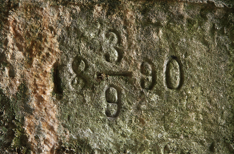 Přestože oficiální zdroje uvádí jako léta stavby <a href=/Tema/%C5%BDelezni%C4%8Dn%C3%AD%20tra%C5%A5%20Praha%20%E2%80%93%20Furth%20im%20Wald>tratě z Prahy do Brodu</a> v lese letopočty 1861–1862, druhá kolej byla zřejmě vystavěna později. jak svědčí nápis na druhém oblouku propustku u Srbska: 3. 9. 1890.