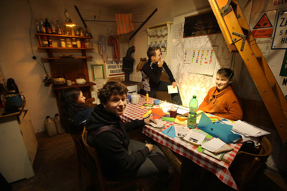 Vechtrovna Korno zevnitř. Sova je na tahu ve hře Investice a rozmýšlí, zda uzavřít mírovou smlouvu, začít zbrojit nebo dál investovat do školství a obchodu.