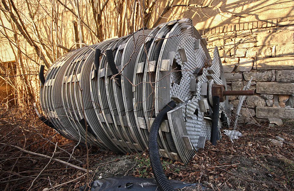 Před hotelem už řadu let leží rotační biokontaktor z nedokončené čistírny odpadnách vod.