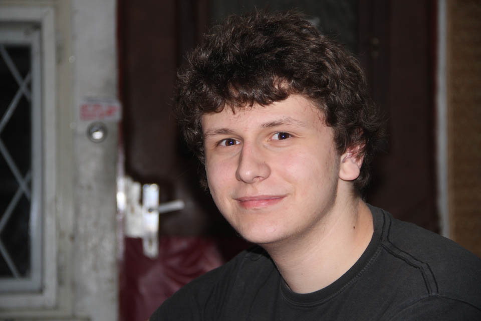 Nevinný pohled Iličův. Vypadá, že neumí do pěti napočítat, ale vyhrál Investice tím, že se vždy přidal na správnou stranu.