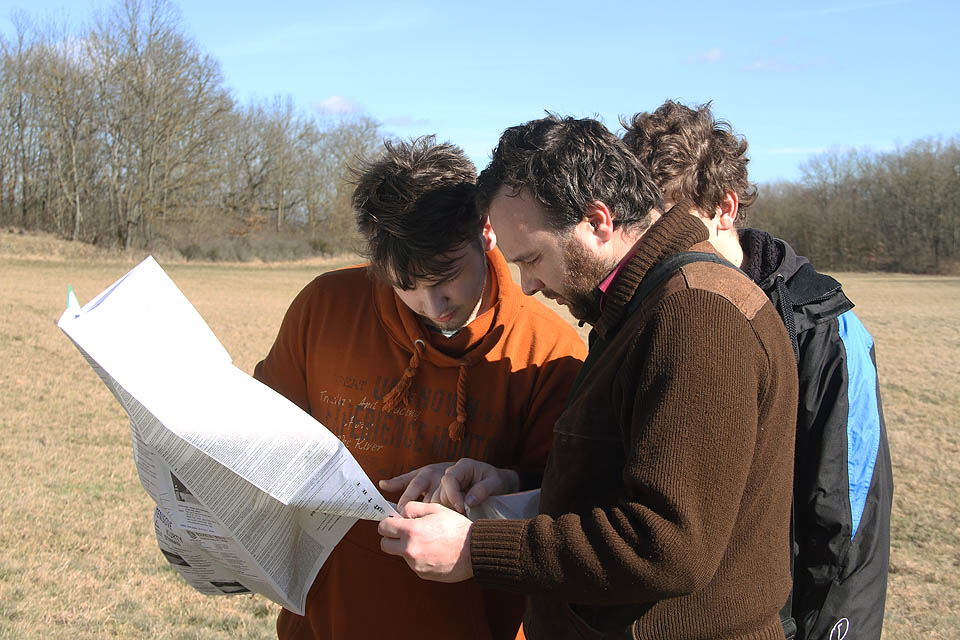 Kde že je ta jeskyně Koda? Očihi s Iličem učí Čápa orientaci v mapě. Nebo to bylo naopak?