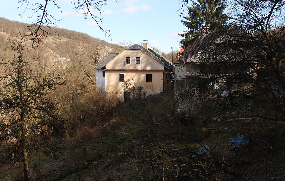 Jedním z nejvýše položených domů v osadě Koda je vodní mlýn. jeho neobvyklá poloha na kopci je dána silným pramenem a speciálním systémem dvou nad sebou v podzemí umístěných vodních kol, která umožňují využít výškový rozdíl oproti dnu údolí.