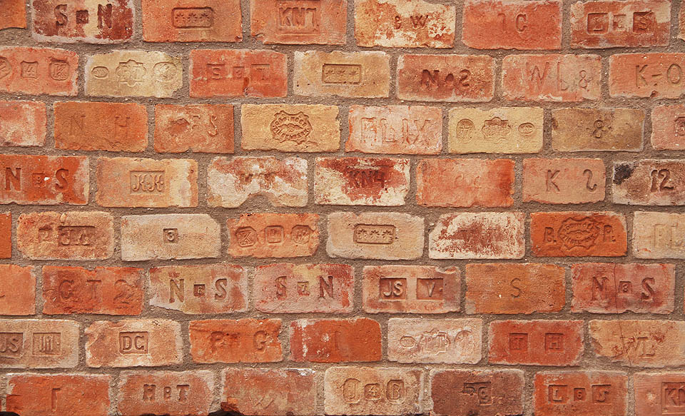 Na okraji Mikulova stojí dům sběratele, se zahradní zdí z unikátních značkových cihel (nejen) zaniklých jihomoravských cihelen.