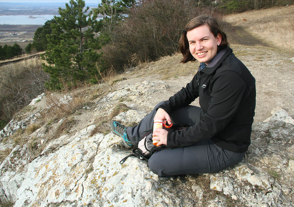 Renča se na vyhlídce pod Trůnem směje tomu, že s posledním věnečkem nám právě došlo jídlo.