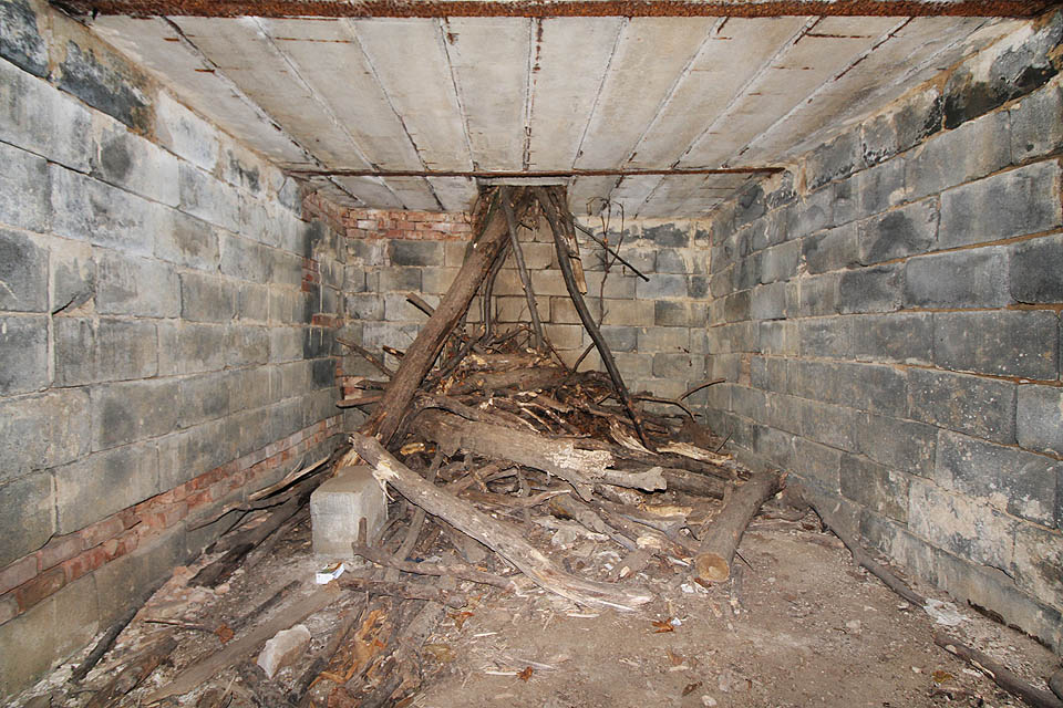 Uvnitř je dost místa i dřeva na přípravu tulácké večeře.