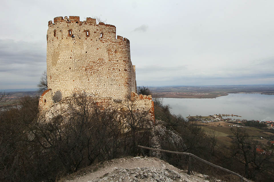 Na sklonku dne přicházíme na Děvičky. Majestátní zřícenina vyčnívá nad hladinu jezera a šíré roviny jižní Moravy už postaletí. Vidět je občas až z Alexandrovky.