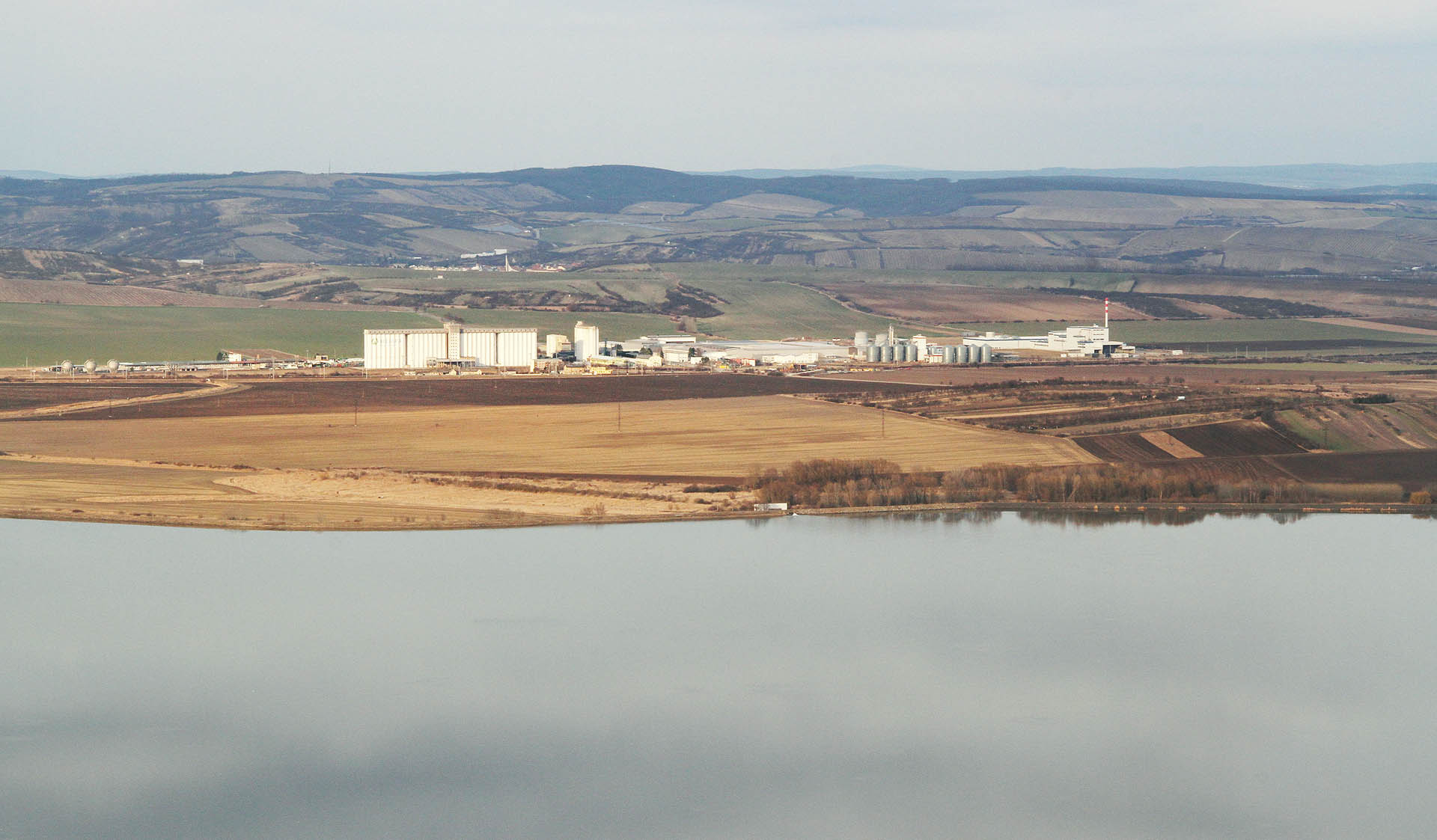 <a href=/Tema/%C5%A0akvice%20(%C5%BEst)>Železniční stanici v Šakvicích</a> je možné rozeznat na kilometry daleko podle mohutných sil.