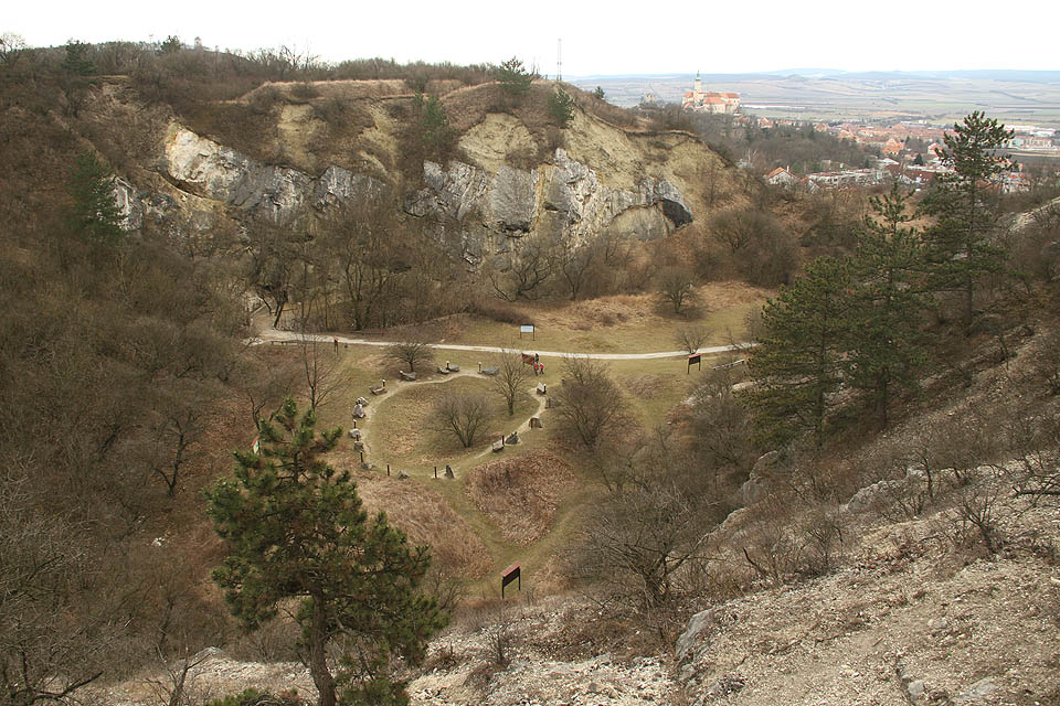 Jeskyně na Turoldu se nachází v bývalém lomu, který narušil vrstvy vápence ukrývající tajemství zvláštního, Jihomoravského krasu.