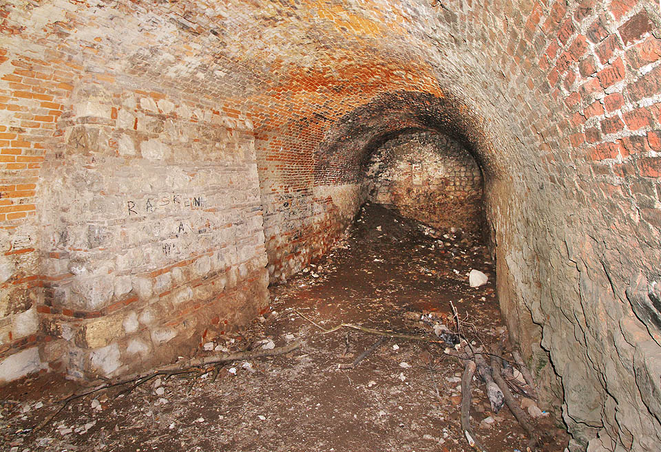 Taky na Děvičkách se najde zajímavé podzemí, skýtající v případě potřeby bezpečný úkryt a navíc romantickou exkurzi do historie hradu.