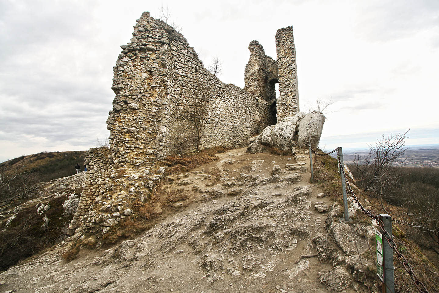 Sirotčí hrádek je pustý od roku 1590, přesto je tu ještě pořád dost co k vidění. Představujeme si, jak na hřišti pod věží kdysi probíhala rytířská klání nebo aspoň zemědělské trhy.